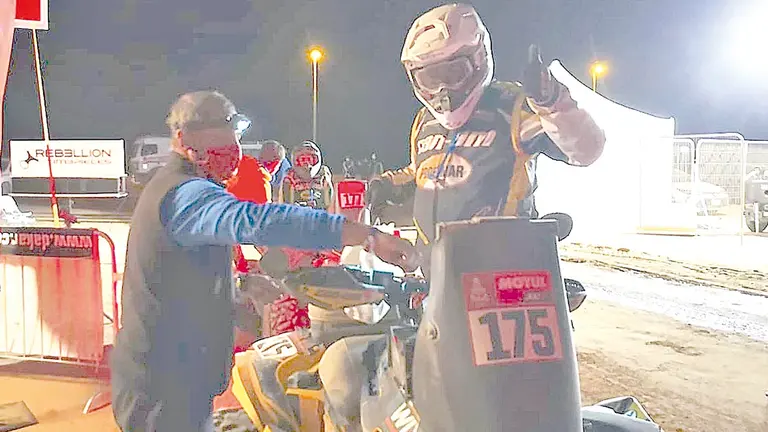 Leonardo Martínez llega a una meta del Rally Dakar. LEO MARTÍNEZ
