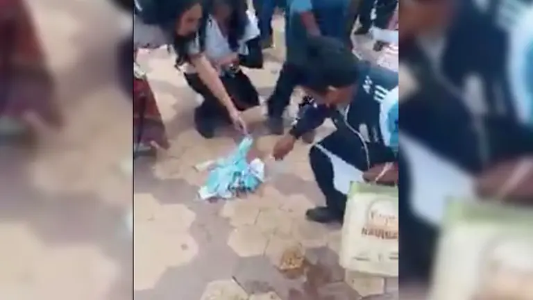 Personas queman barbijos en Quillacollo. Captura video
