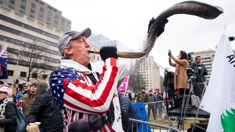 Seguidores del presidente saliente estadounidense Donald Trump durante unas protestas en contra los resultados de las &uacute;ltimas elecciones ganadas por Joe Biden, este martes en Washington. EFE