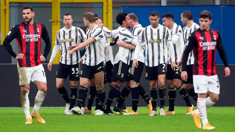 Weston McKennie (C) de la Juventus celebra con sus compañeros tras anotar el gol 1-3 durante el partido de fútbol de la Serie A italiana entre el Ac Milan y la Juventus FC. EFE