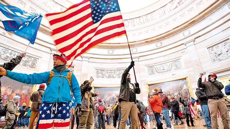 Seguidores de Donald Trump protestan en el interior del Capitolio. EFE