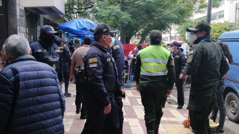 Polic&iacute;a e Intendencia controlan el uso de barbijo en las calles cochabambinas. GAMC