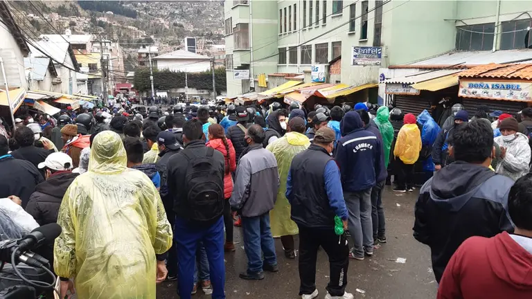 Una imagen anterior de la situaci&oacute;n en puertas de Adepcoca. Camar&oacute;grafos Bolivia