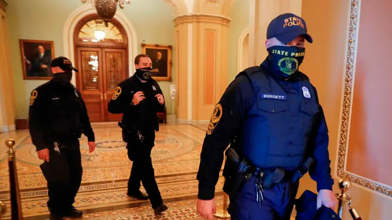 Muere un polic&iacute;a del Capitolio herido durante el asalto al Congreso de EEUU. EFE