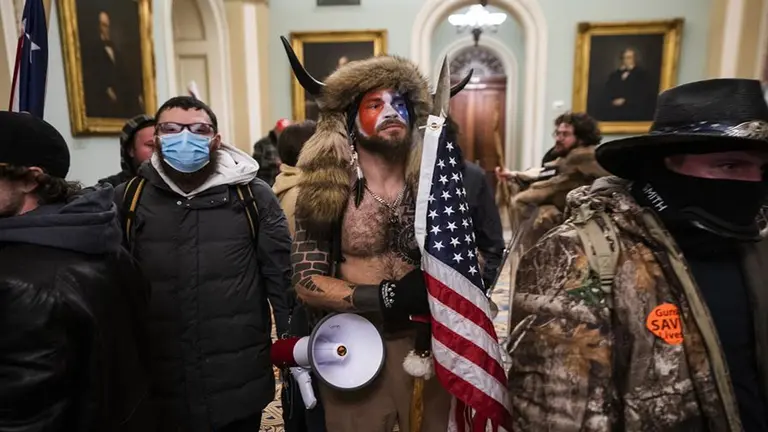 Fotograf&iacute;a de archivo del 6 de enero de 2021 que muestra a seguidores de Donald Trump mientras irrumpen en el Capitolio de los Estados Unidos durante unas protestas, en Washington.  EFE