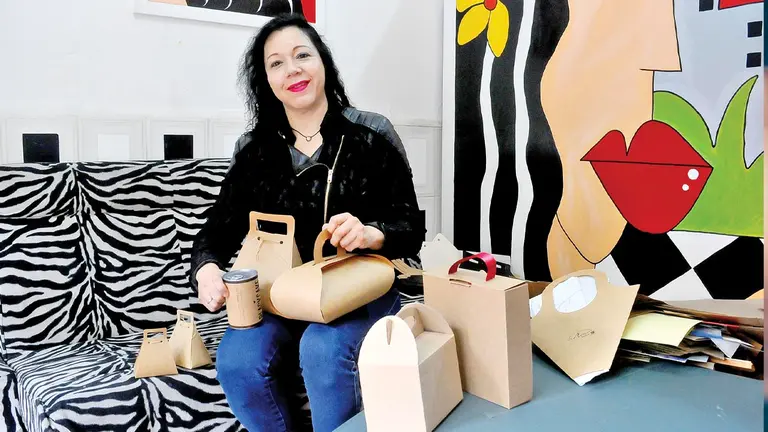 Vivian Rojas, de la empresa Loverpress, junto a los empaques biodegradables que ofrece. NOÉ PORTUGAL