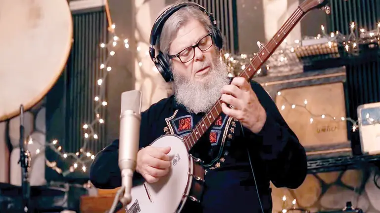 &ldquo;Santaolalla&rdquo;, da nombre al primer disco solista del artista, publicado en 1982. Su socio Aníbal Kerpel lo remasterizó y, por primera vez, fue publicado en las plataformas digitales.