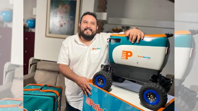 Juan Pablo Salinas Salek, gerente de Patio Service, junto a Rovertito. Gentileza Juan Pablo Salinas Salek