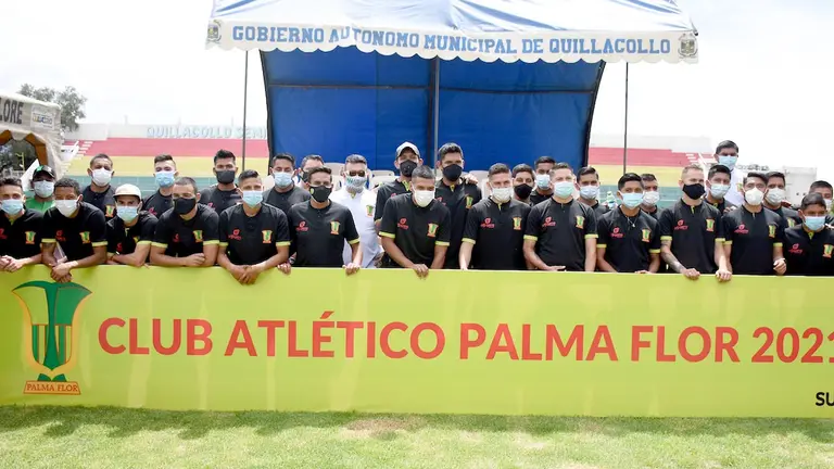 Jugadores, cuerpo técnico y dirigentes de Palmaflor tras la presentación. DICO SOLÍS