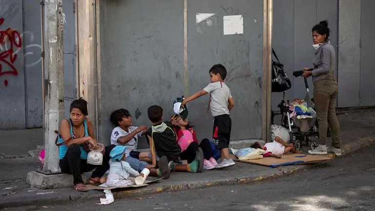 Fotograf&iacute;a fechada el 6 de enero de 2021, que muestra a un grupo de personas mientras esperan donativos, en Caracas (Venezuela). EFE