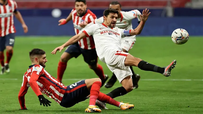  El defensa del Sevilla FC Jesús Navas (d) lucha con el belga Yannick Carrasco, del Atlético de Madrid, durante el partido aplazado de la primera jornada de Liga en Primera División que Atlético de Madrid y Sevilla FC. EFE