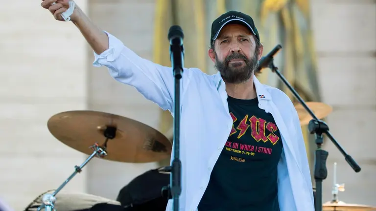 Juan Luis Guerra durante una presentación ante miles de manifestantes en la Plaza de la Bandera, en Santo Domingo (República Dominicana). EFE