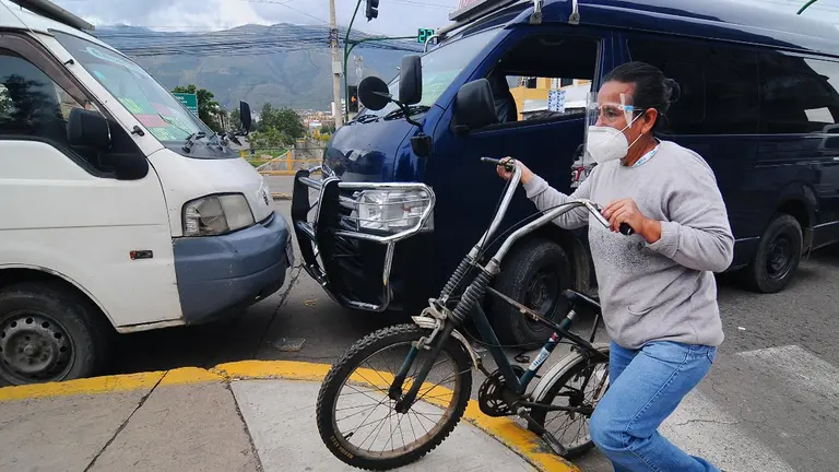 Una mujer esquiva los bloqueos con su bicicleta en la ciudad de Cochabamba. NO&Eacute; PORTUGAL