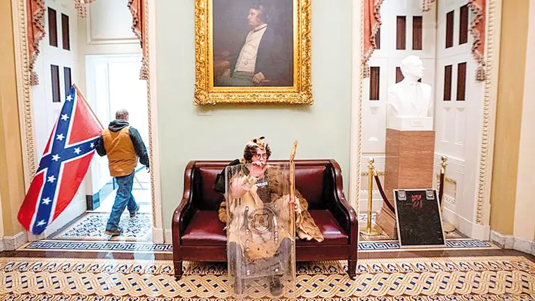 Un activista vistiendo pieles, un chaleco antibalas de la Policía y portando un escudo de los antidisturbios en el asalto al Capitolio en Washington. EFE