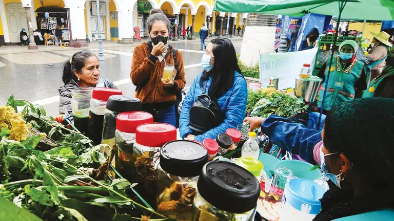 Materos ofrecen infusiones a la gente que está en la plaza 14 de Septiembre.  NOÉ PORTUGAL