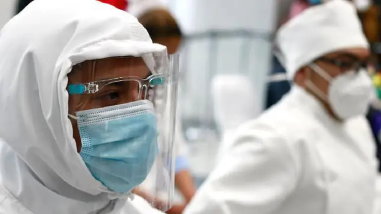 Personal de salud utilizan barbijos y medidas de seguridad contra la COVID-19. ABI