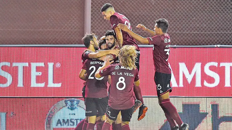 Los futbolistas de Lanús festejan la clasificación a la final de la Copa. EFE
