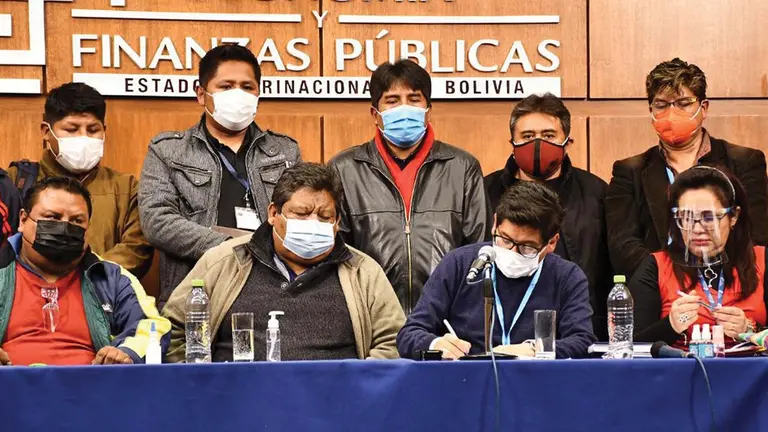 Autoridades de Gobierno junto a representantes de algunos sectores de los choferes. APG