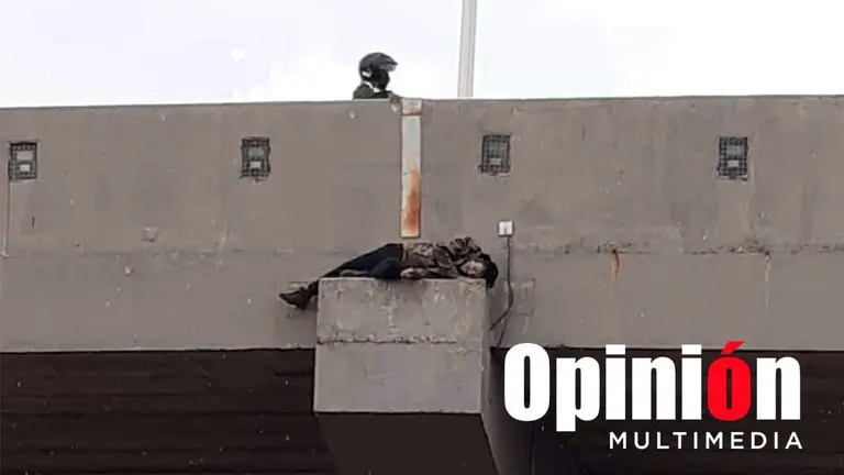El hombre, aparentemente en estado de embriaguez. Gentileza Ver&oacute;nica Carbajal
