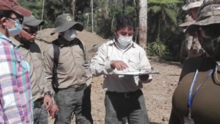 El exjefe de protecci&oacute;n del Parque Nacional Carrasco, Roberto Portuguez junto a guardabosques del mismo. Sernap