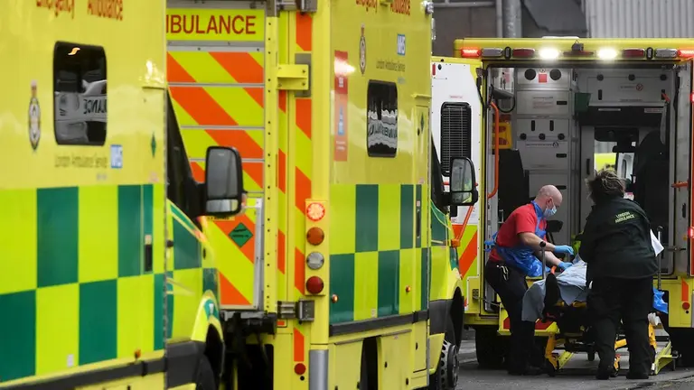Personal de ambulancia atiende fuera del hospital Royal London en Londres. EFE