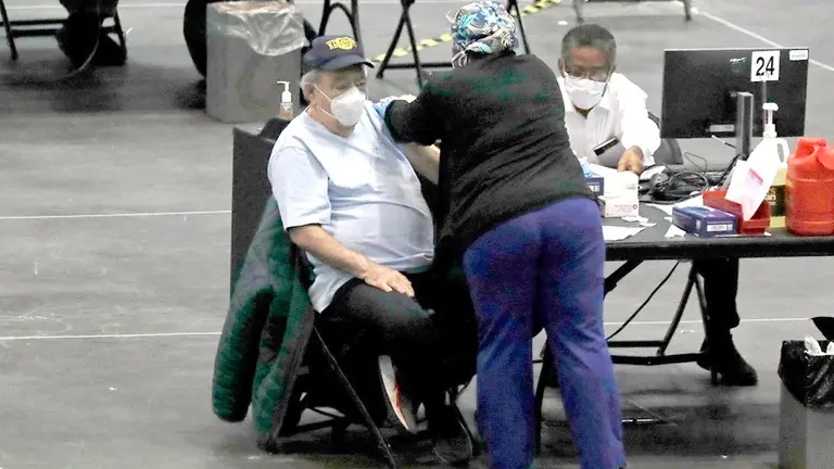 Un hombre es vacunado contra la COVID-19, en Nueva York. EFE