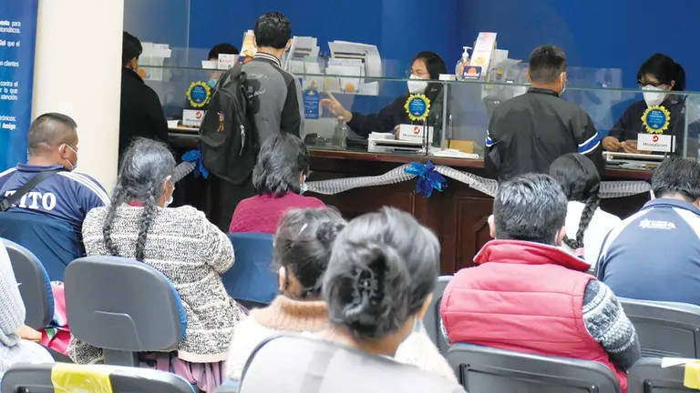 La atención a los clientes en una entidad financiera. DICO SOLÍS