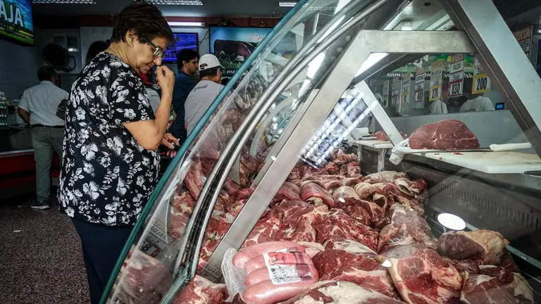 Una mujer comprando carne en un centro de abasto en La Paz EFE