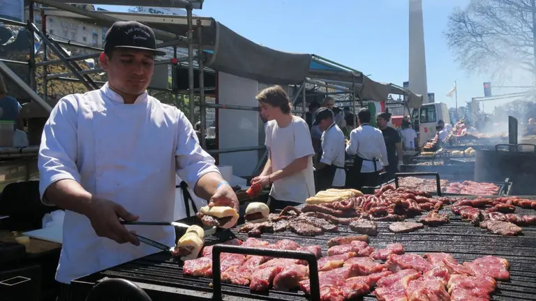 Varios cocineros argentinos en una competencia de asado en Buenos Aires. EFE