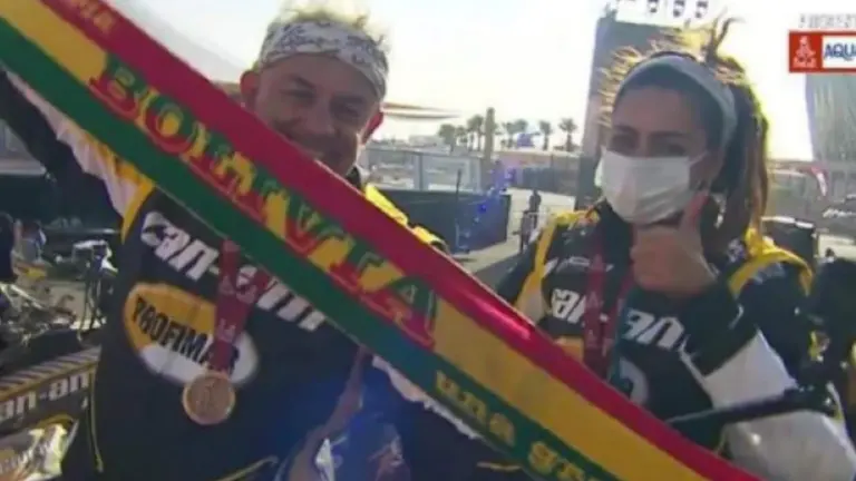 Los bolivianos Suany Mart&iacute;nez y Leonardo Mart&iacute;nez lograron terminar el rally Dakar 2021. Captura de pantalla