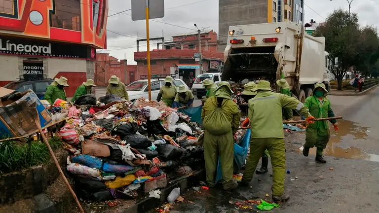 Personal de la Alcald&iacute;a de El Alto levanta los desechos de las calles. CR&Eacute;DITO: Peter Luna.