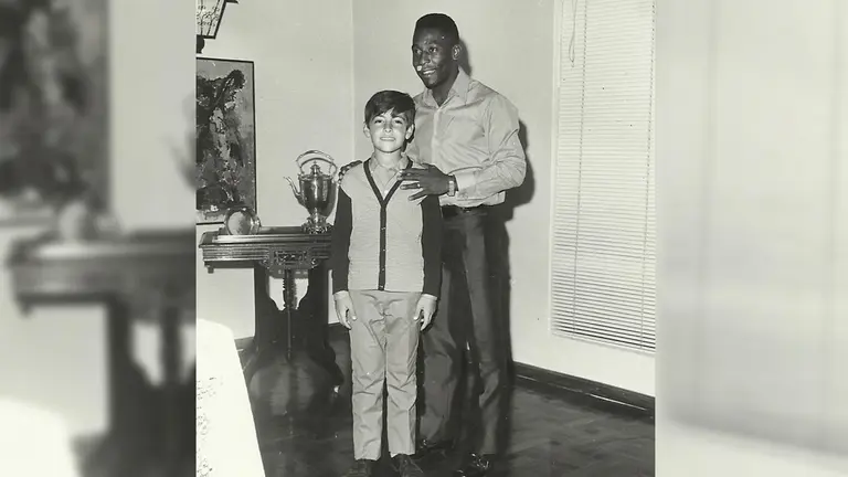 Gonzalo Lema, cuando ten&iacute;a 12 a&ntilde;os, junto a Pel&eacute;, en 1971. Cortes&iacute;a