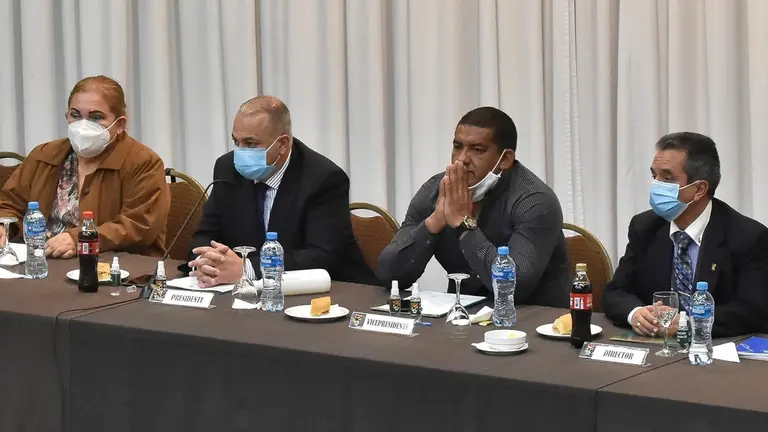 Dirigentes de la FBF, durante una reuni&oacute;n. APG