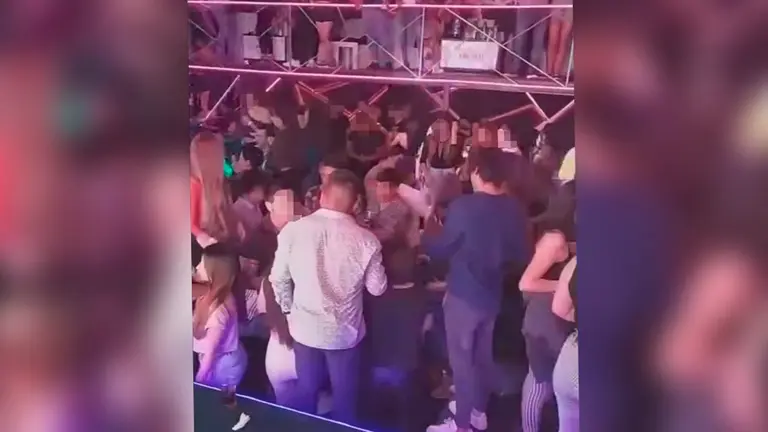 Captura de pantalla de la fiesta clandestina. Cortes&iacute;a