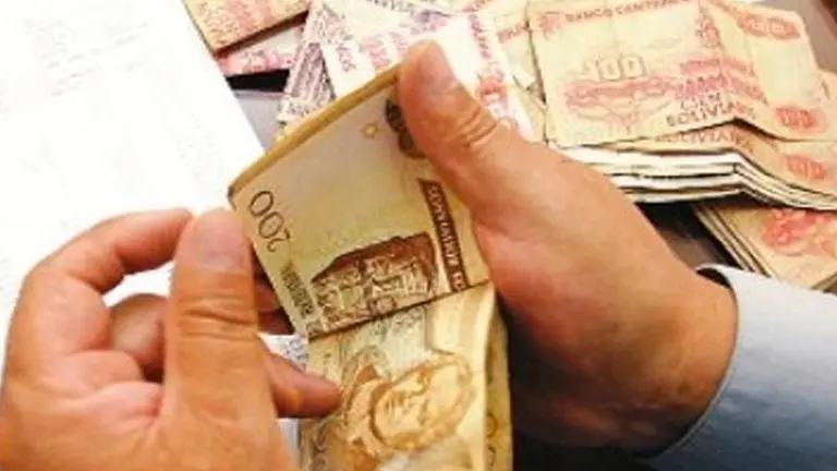 Imagen referencial de una persona contando dinero./ ARCHIVO