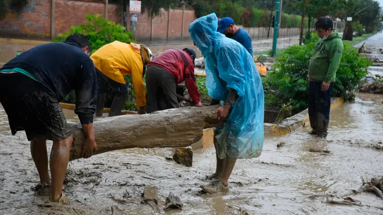 Vecinos intentan contener el crecimiento del agua. Dico Sol&iacute;s