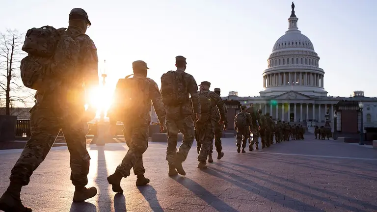 Los miembros de la Guardia Nacional de los EEUU. Se re&uacute;nen en los terrenos del frente este del Capitolio de los EE. UU. nn Washington (EE.UU.). EFE/EPA/MICHAEL REYNOLDS