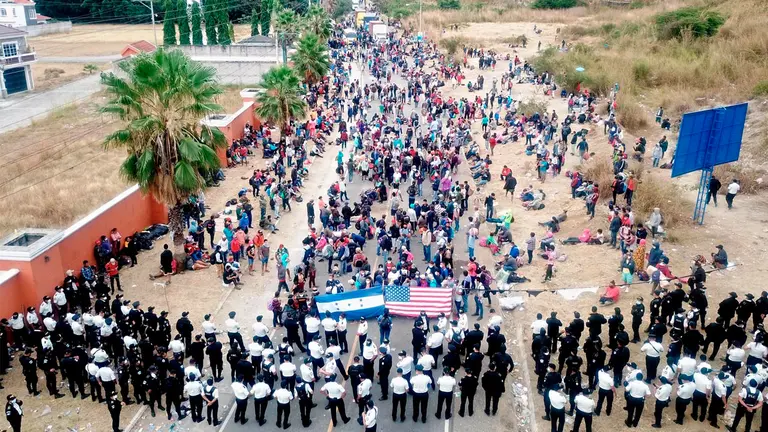 Las fuerzas de seguridad de Guatemala disolvieron este lunes a la fuerza a una caravana migrante compuesta por más de 6.000 hondureños que buscaba llegar a Estados Unidos. EFE