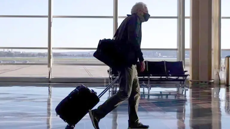 Foto ilustrativa de una persona en un aeropuerto de EEUU. EFE