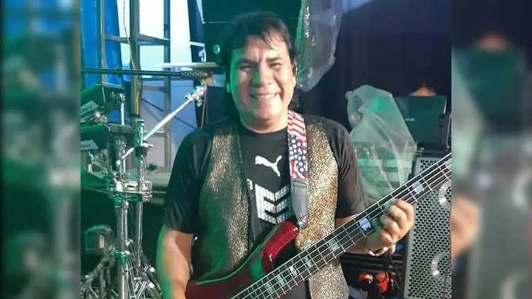 El bajista y director del grupo Los Ronisch, Hector Rodr&iacute;guez. Cortes&iacute;a