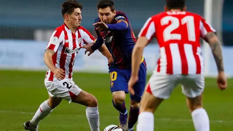 El delantero argentino del FC Barcelona, Leo Messi (c), intenta llevarse el balón ante el centrocampista del Ahtletic, Unai Vencedor. EFE