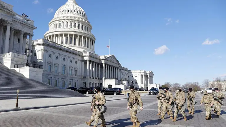 Miembros de la Guardia Nacional de EEUU fueron registrados este martes al caminar frente al Capitolio, durante los preparativos de la investidura del presidente electo de EEUU, Joe Biden. EFE