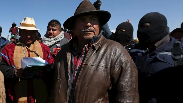 Fotograf&iacute;a de archivo del 25 de agosto de 2017 que muestra al dirigente aimara Felipe Quispe (c) mientras participa en una protesta que bloquea la carretera hacia Per&uacute;, en Santa Ana (Bolivia). EFE