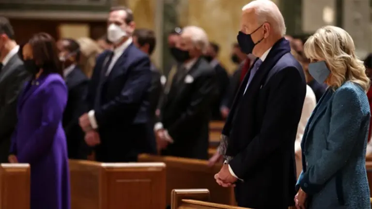 El presidente electo de Estados Unidos en una eucarist&iacute;a en un templo de Washington. Foto publicada en La Voz de Heraldo