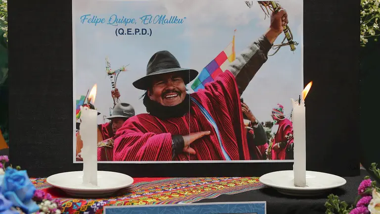 Fotograf&iacute;a del altar al fallecido l&iacute;der ind&iacute;gena Felipe Quispe, conocido como "El Mallku" en la Asamblea Legislativa, en La Paz. EFE