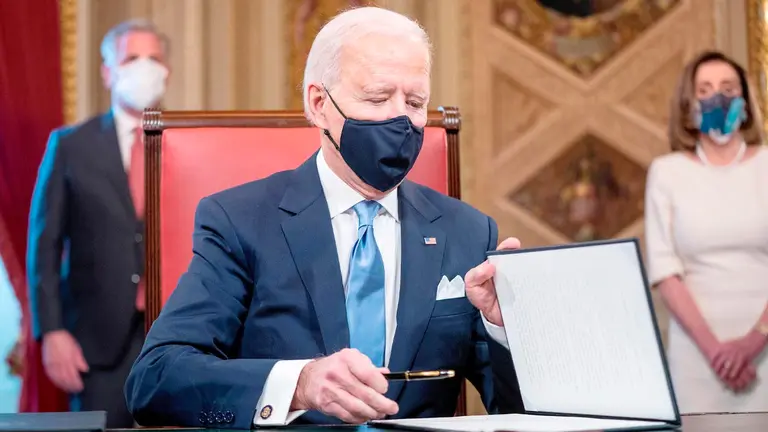 El presidente de EEUU, Joe Biden, firma documentos en el Capitolio, este 20 de enero de 2021. EFE