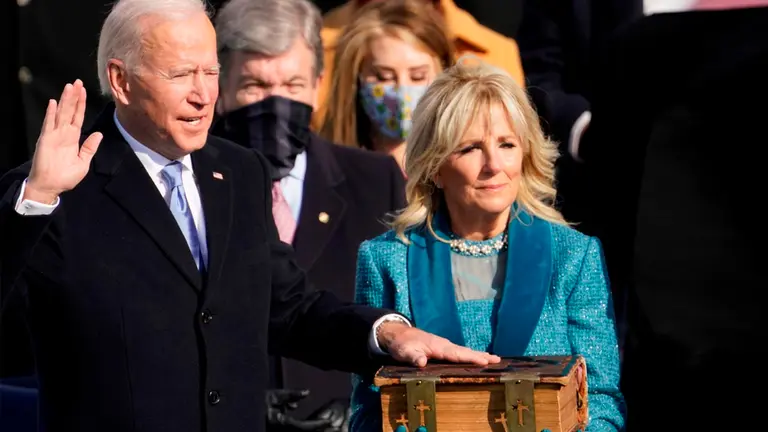 Joe Biden prestó juramento como el 46&deg; presidente de los Estados Unidos por el presidente del Tribunal Supremo John Roberts mientras Jill Biden sostiene la Biblia durante la 59.a inauguración presidencial en el Capitolio de los EFE