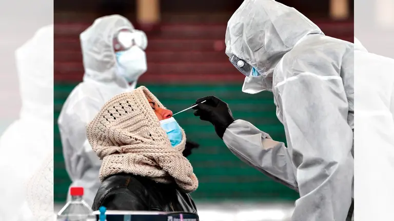 Una persona es hisopada para confirmar o descartar que tiene coronavirus. APG