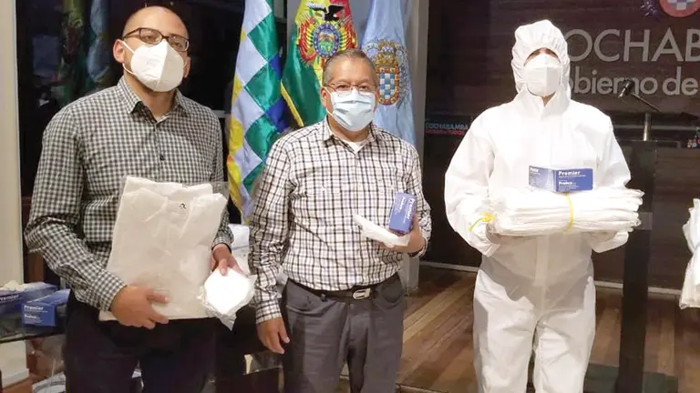 El director de Asuntos Jurídicos de la CBN, Alejandro Aguilar, entrega material de bioseguridad al alcalde Iván Tellería.  CLAUDIO ROJAS
