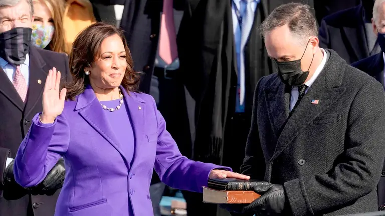 Kamala Harris es juramentada como vicepresidentade los Estados Unidos hoy, en Washington. EFE
